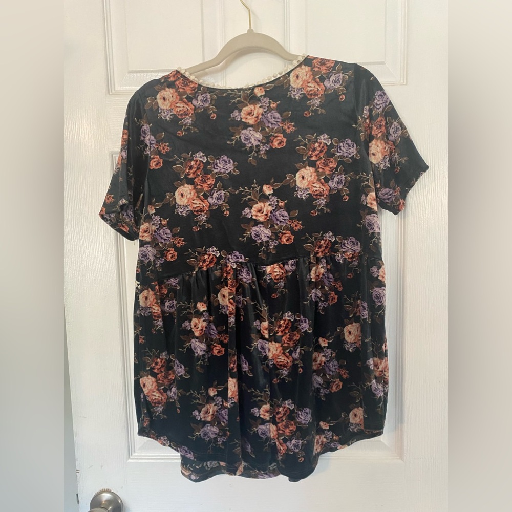 14) NWT Velvety floral top - Picture 2 of 3